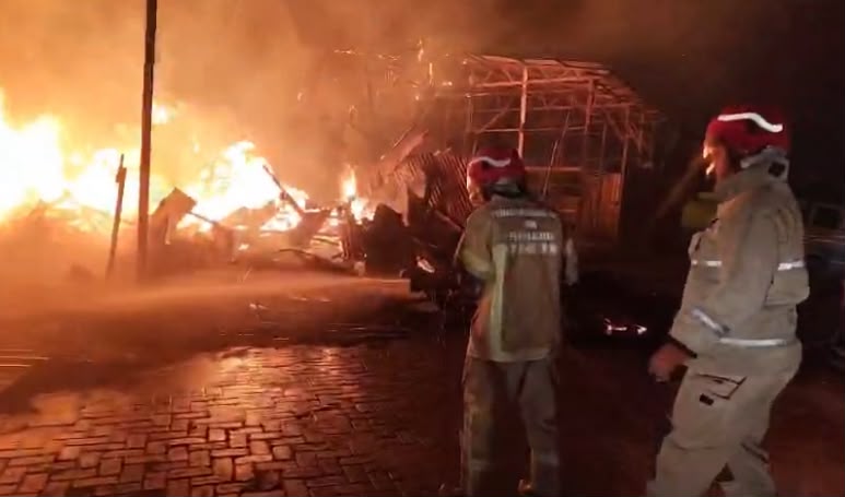 Kebakaran Gudang Serbuk Kayu Sambar Truk dan 2 Rumah di Kebomas Gresik