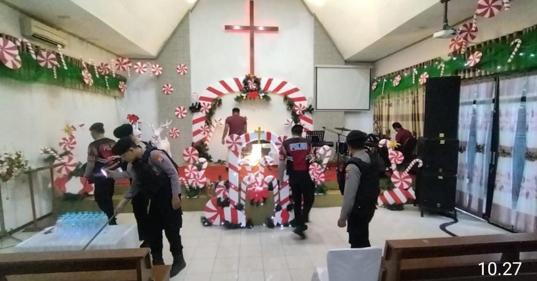 Jelang Ibadah Natal, Anggota Polres Bojonegoro Lakukan Sterilisasi Gereja