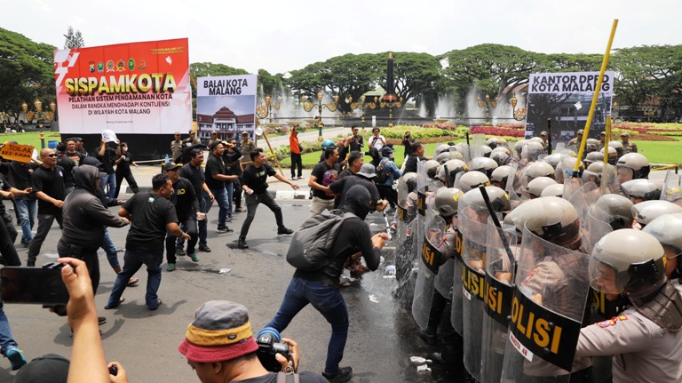 Dalmas Polresta Malang Kota Kendalikan Aksi Anarkis dalam Simulasi Sispamkota
