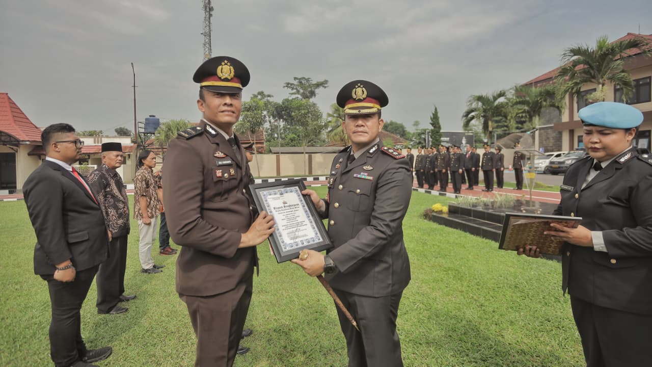 Hari Sumpah Pemuda, Kapolres Blitar Beri Penghargaan Personel  Berprestasi dan Masyarakat