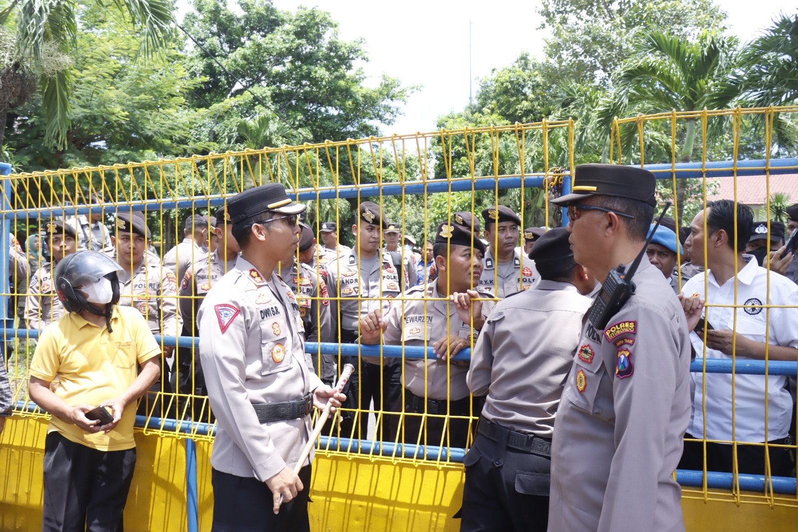 Kapolres Turun Langsung Pimpin Pengamanan Unras Aliansi Jasa Konstruksi Situbondo