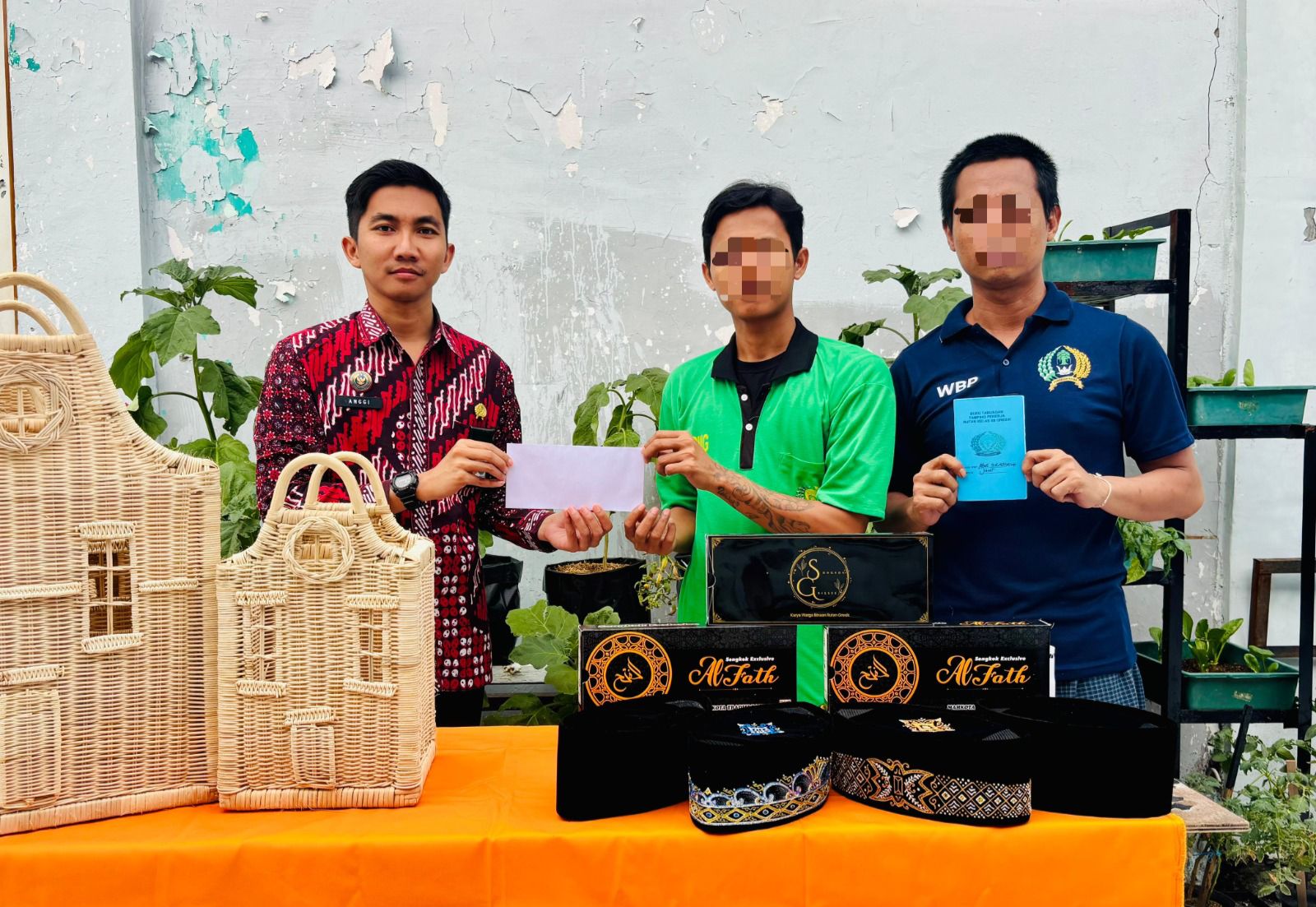 Aktif Membuat Produk Anyaman Rotan dan Songkok, Warga Binaan Rutan Gresik Diberi Premi