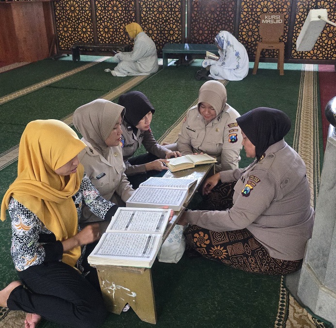 Polwan Polres Lumajang Gelar Tadarus Bersama di Masjid Agung KH Anas Machfudz