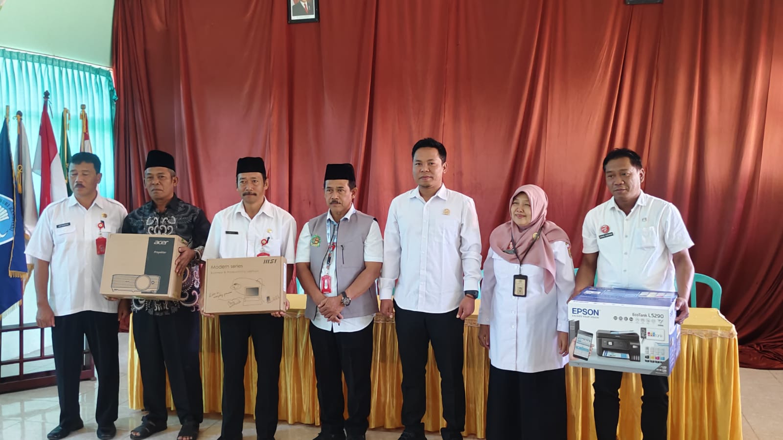 Demi Kelancaran Proses Belajar Mengajar, Anggota DPRD Kabupaten Malang Fakih Beri Bantuan Peralatan Sekolah