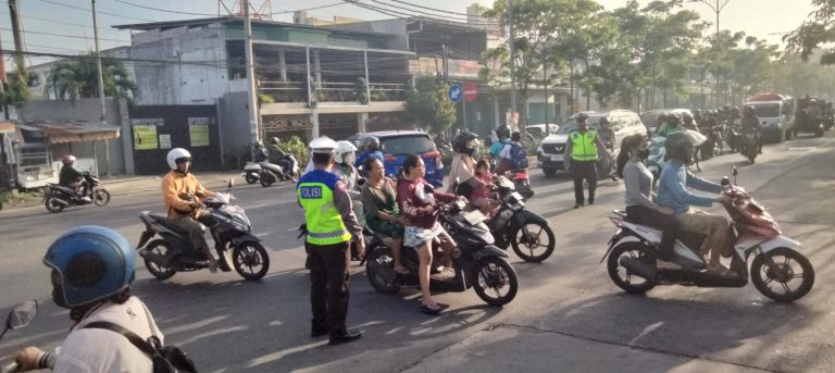 Polsek Benowo Tempatkan Personel di Simpang Tiga Klakahrejo Antisipasi Kemacetan