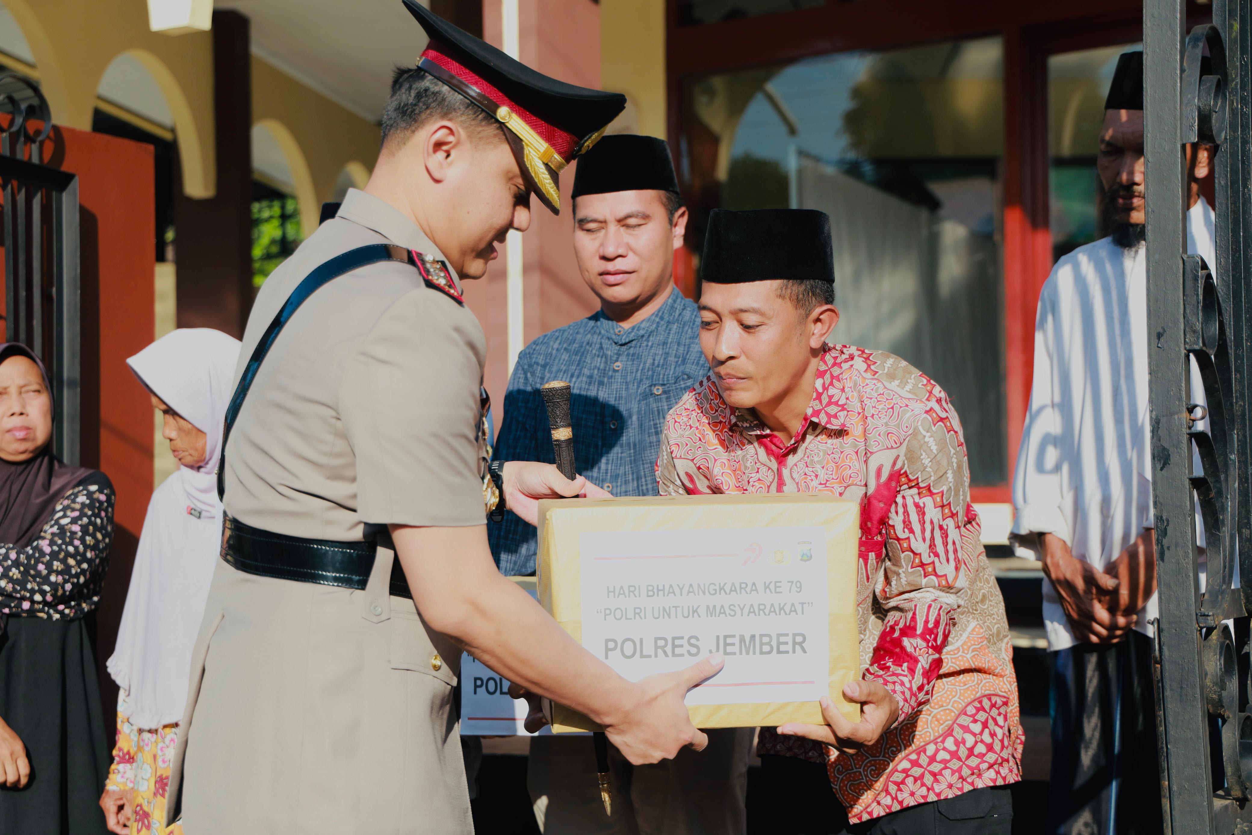 HUT Ke-79 Bhayangkara, Polres Jember Ziarah dan Pererat Ikatan dengan Ahli Waris Pejuang