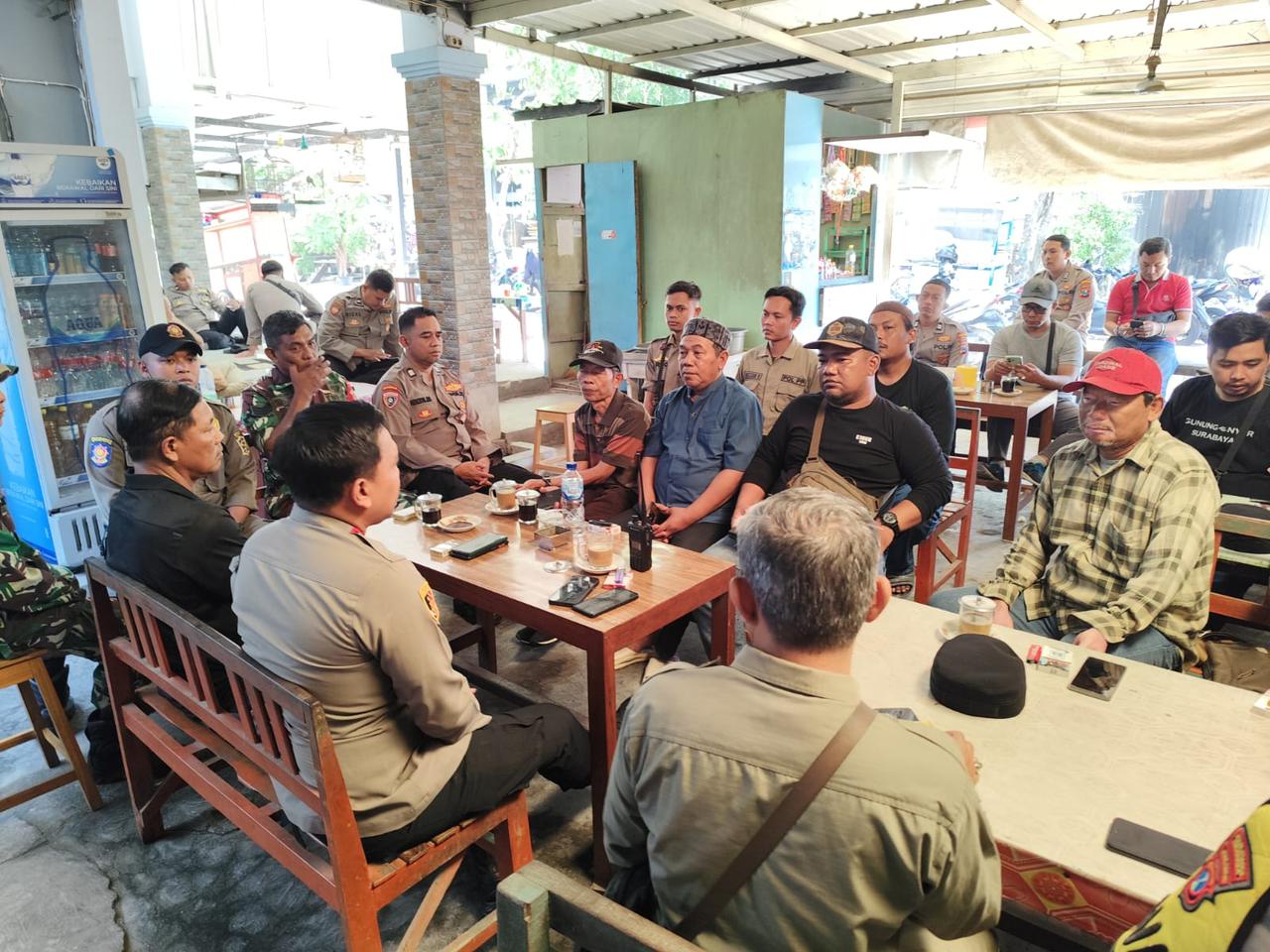 Kapolsek Gunung Anyar Ajak Warga RW 02 Curhat Langsung, Tingkatkan Keamanan Lingkungan