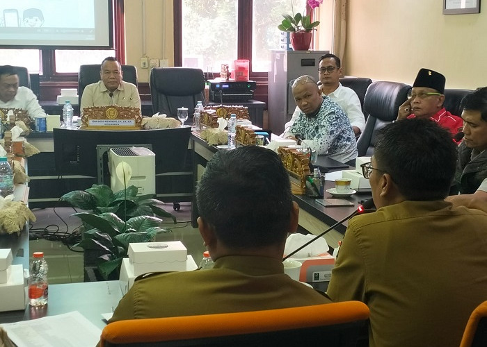 Ratusan Warga Surabaya Barat Mengadu ke DPRD Usai Program PTSL Gratis Batal