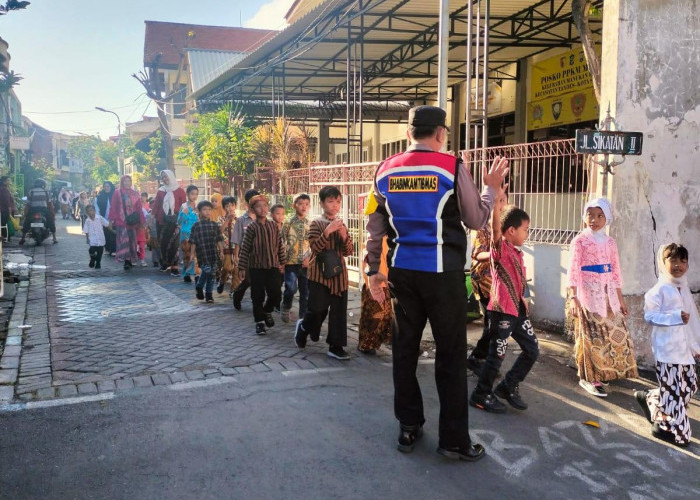 Pastikan Karnaval Aman, Polsek Tandes Kawal Peserta Pawai Kartini SDN Manukan Wetan 1