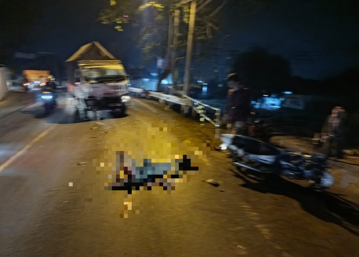 Adu Banteng Satria Vs Pikap di Jembatan Manyar Gresik, Pengendara Motor Luka Berat