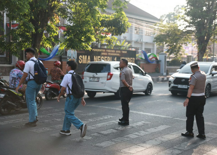 Langkah Hangat Kapolres Jember di Pagi Hari, Menjaga Asa Generasi Muda di Gerbang Sekolah