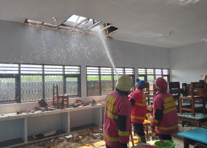 Kebakaran SMPN 1 Ngantru Diduga dari Pembakaran Sampah Tebu