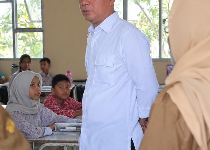 Sidak SMPN 47 Surabaya, Eri Cahyadi Minta Toilet Sekolah seperti Mal