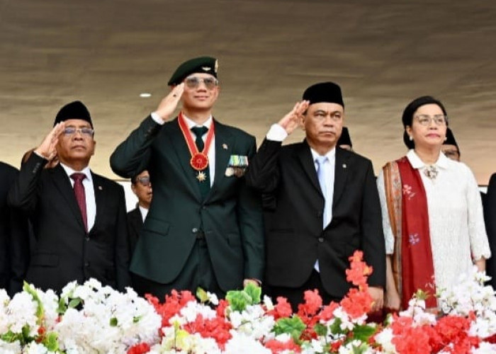 Bersama Presiden Jokowi dan Menteri Kabinet Indonesia Maju, Menteri AHY Hadiri Upacara Peringatan HUT TNI Ke-7