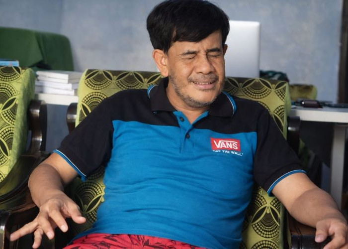 Rachman Hadi Guru SLB Negeri Jember Dedikasikan Ramadan untuk Mengajar Alquran Braille