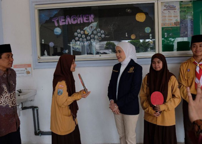 Lita Machfud Arifin Serahkan Bantuan Sarana Olahraga ke SMA Amanatul Ummah Siwalankerto Surabaya