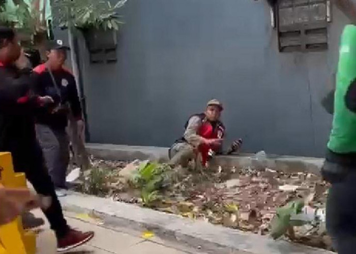 Satpol PP Surabaya Diserang Buruh Pedemo, Ditendang dan Diinjak-injak 