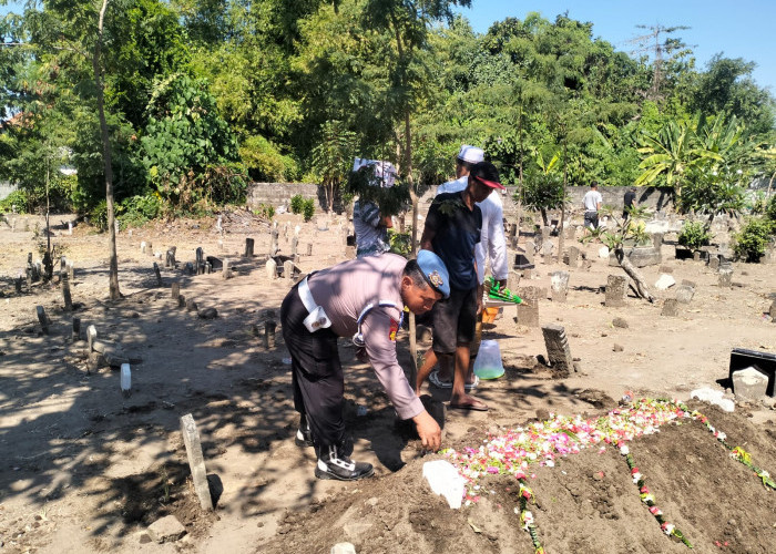 Wujud Kepedulian dan Empati, Anggota Polsek Krian Bertakziah Sekaligus Berikan Dukungan Moril