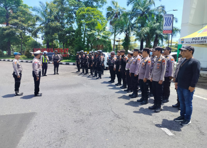 Polsek Gayungan Kawal Aksi Sopir di Bundaran Waru