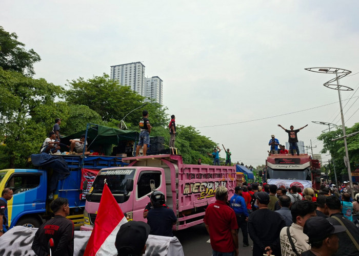 Gelar Orasi di Depan Polda Jatim, Ribuan Sopir Truk Sempat Tutup Akses Keluar Masuk