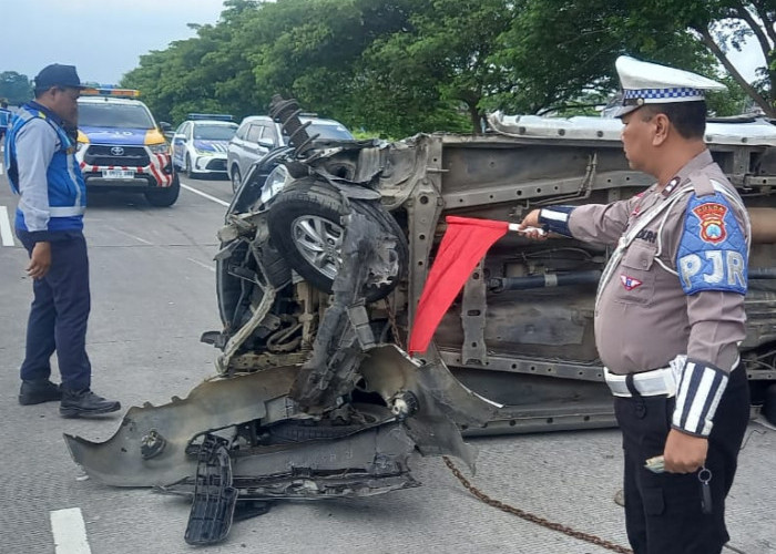 Diduga Mengantuk, Avanza Tabrak Truk di Tol Gempol-Pasuruan