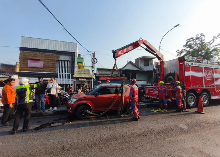 Suzuki Ignis Terperosok ke Berm Jalan di Karang Tembok, Dishub Surabaya Langsung Terjunkan Mobil Derek