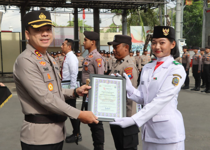 Kapolres Tulungagung Berikan Piagam Penghargaan kepada Anggota Paskibraka