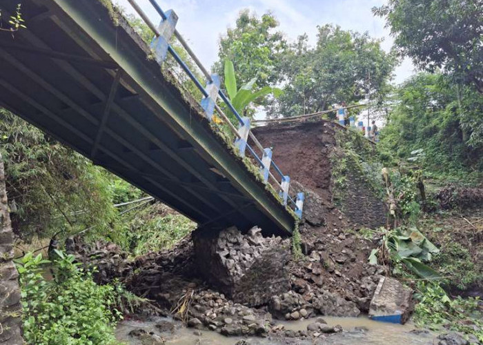 Jembatan Penghubung Antarkecamatan di Pasuruan Terputus
