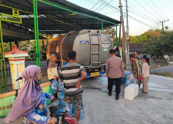 Polres Ngawi Salurkan Air Bersih untuk Warga Pandean