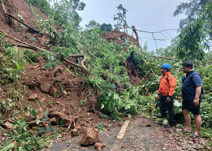 Longsor Tutup Jalan alternatif Madiun-Ponorogo