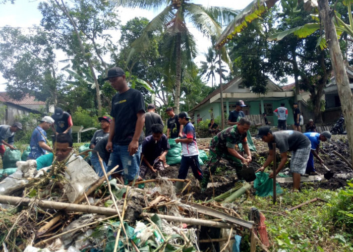 Gotong Royong Jaga Kebersihan, Babinsa Jarit Bersama Warga Bersihkan DAM Sungai Kaliwungu