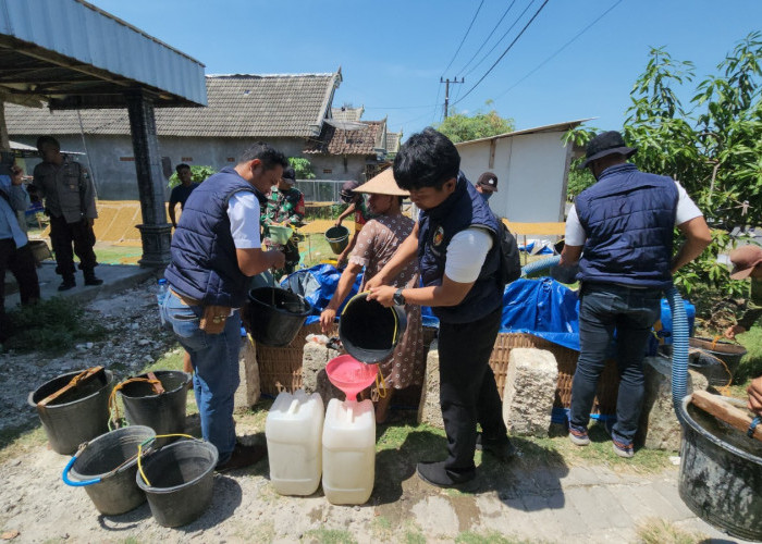 Satreskrim Polres Bojonegoro Distribusikan Air Bersih untuk Warga Desa Purwoasri