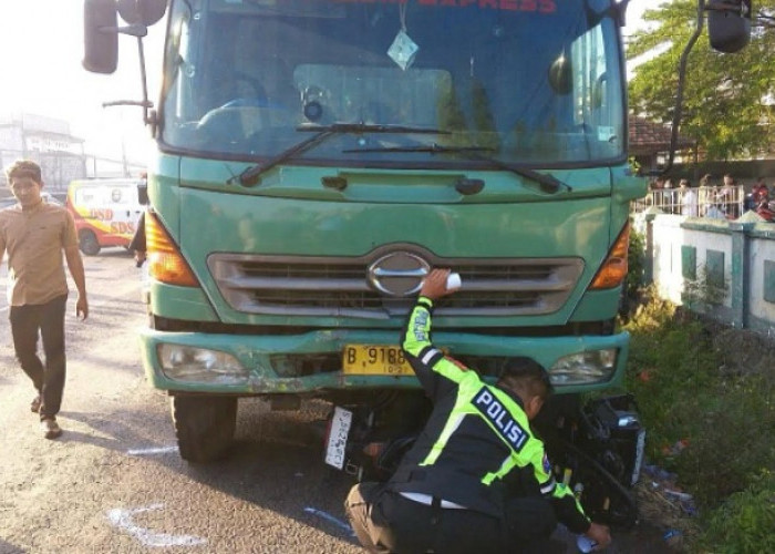 Truk Boks Tabrak 3 Motor dan Pejalan Kaki di Jogoroto Jombang, Akibatkan  2 Tewas dan 6 Luka