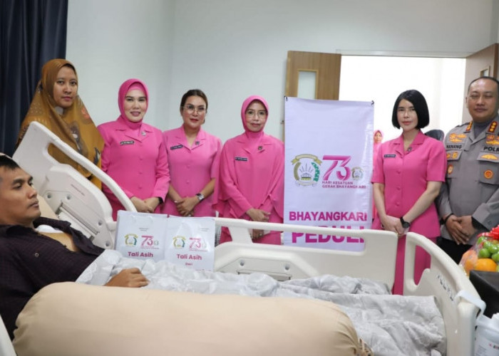 Bhayangkari Jatim dan Kota Malang Jenguk Anggota Korban Demo