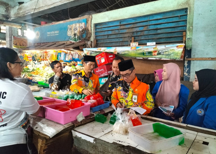 Kemenag Jember Gandeng Dinas Koperasi Kampanyekan Sihalal di Pasar Tanjung