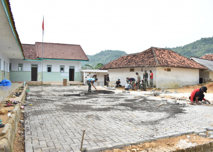 Pemasangan Paving Blok TMMD 127 di Yayasan Miftahul Ulum Capai 50 Persen
