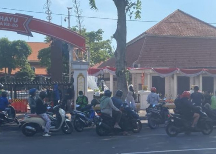 Bekas Kerusuhan Demo di Grahadi Ramai Jadi Tontonan Warga