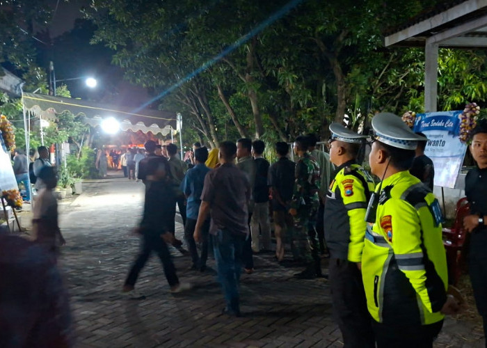 Wujud Sinergitas dan Pelayanan Humanis, Polsek Krian Kawal Pemakaman Anggota TNI