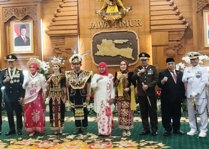  Arumi Bachsin dan Emil Dardak Tampil Serasi dengan Busana Dayak, Bawa Pesan Persatuan dari Grahadi