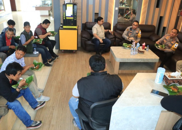 Ngopi dan Santap Nasi Krawu, Kapolres Gresik Pererat Sinergi dengan Awak Media