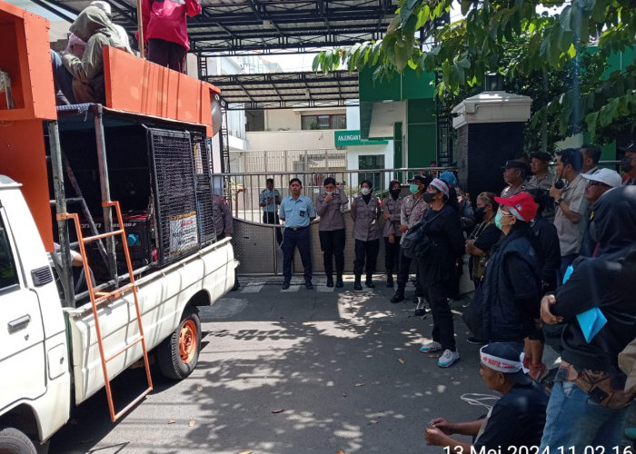 Polsek Mulyorejo Kawal Aksi Unjuk Rasa AMPi di Pengadilan Negeri Surabaya