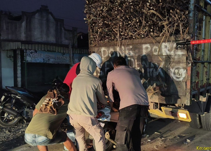 Diduga Ngantuk, Motor Tabrak Truk Tebu Parkir di Binangun Blitar, Pengendara Luka Parah