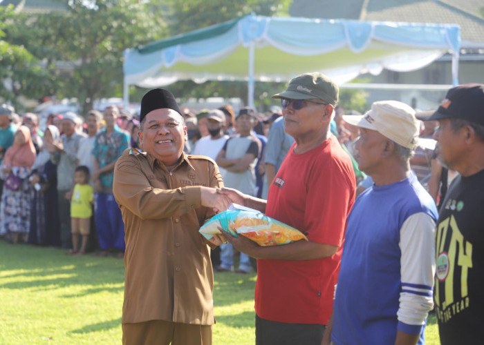 Pemkab Jombang Salurkan 2.495 Bansos untuk Warga Pra Sejahtera, Tukang Becak hingga Lansia Terima Bantuan
