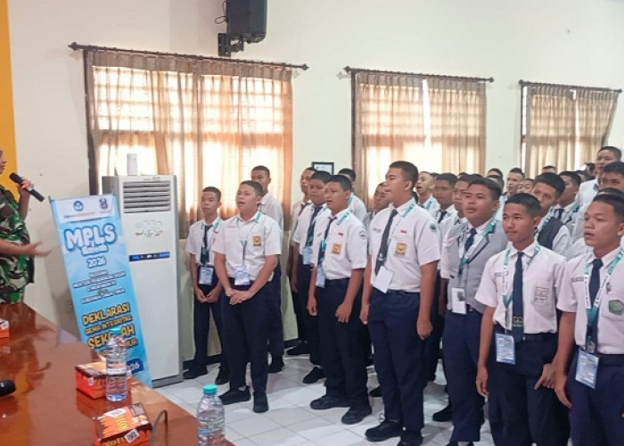 Melalui Kegiatan MPLS, Danramil Lumajang Tumbuhkan Jiwa Nasionalisme dan Disiplin Pelajar