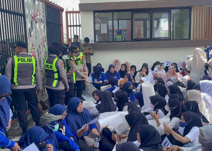 Polwan Bojonegoro Tunjukkan Aksi Humanis Bagikan Air Mineral kepada Massa Unjuk Rasa