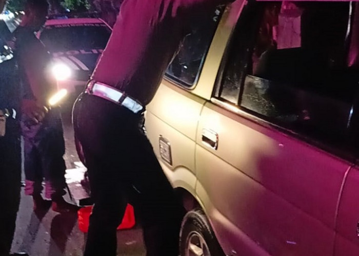 Respons Cepat Personel Satlantas Polres Kediri Kota Bantu Perbaiki Mobil Suporter Persis Solo Viral di Medsos 