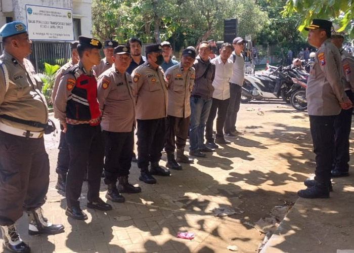Polsek Gayungan Siagakan Puluhan Personel Kawal Aksi Unjuk Rasa di Kantor BPTD Kelas II Jatim