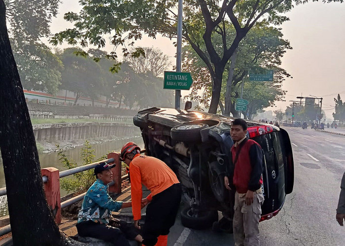 Mobil Terbalik di Gunungsari, Sopir Lansia Selamat Tanpa Luka