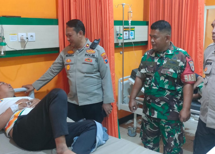 Kapolsek Sidoarjo Kota Jenguk Santri Putat dalam Perawatan Medis