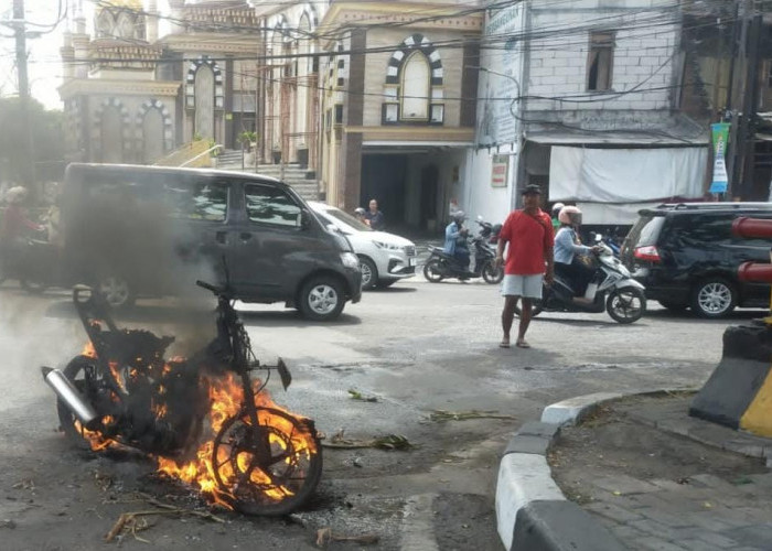 Tangki Bensin Bocor, Satria FU Ludes Terbakar di Jalan Putro Agung, Surabaya